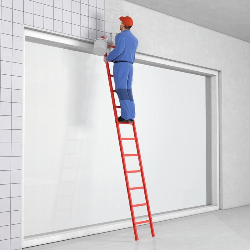 Ein Bauarbeiter legt in großer Höhe Fließen an eine Wand. Er steht auf einer Anlegeleiter, die ungesichert an der Wand lehnt.