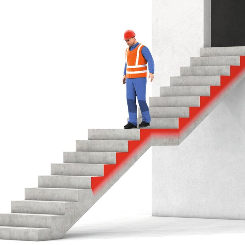 Ein Bauarbeiter steigt eine Rohbautreppe ohne Geländer hinab.