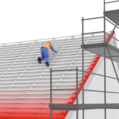Ein Bauarbeiter arbeitet auf einem Dach, ohne gegen Absturz gesichert zu sein. An der Hausfassade steht ein Gerüst mit einer zu großen Lücke zum Haus