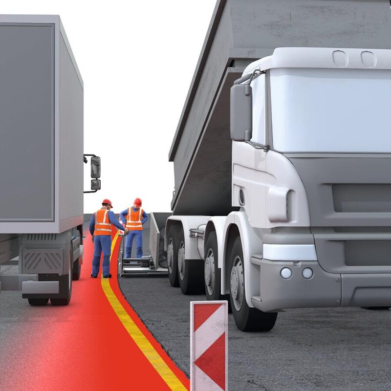 Zwei Bauarbeiter schauen auf die Ladung, die ein Kipplaster auf die Fahrspur einer Straße kippt. Einer der beiden steht auf der ungesicherten Fahrspur daneben, auf der gerade ein Lkw vorbeifährt.