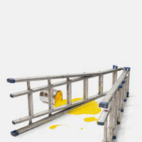 Die Abbildung "Abstürze" zeigt eine umgefallene Leiter. Daneben liegt ein umgekippter Farbeimer mit gelber Farbe.
