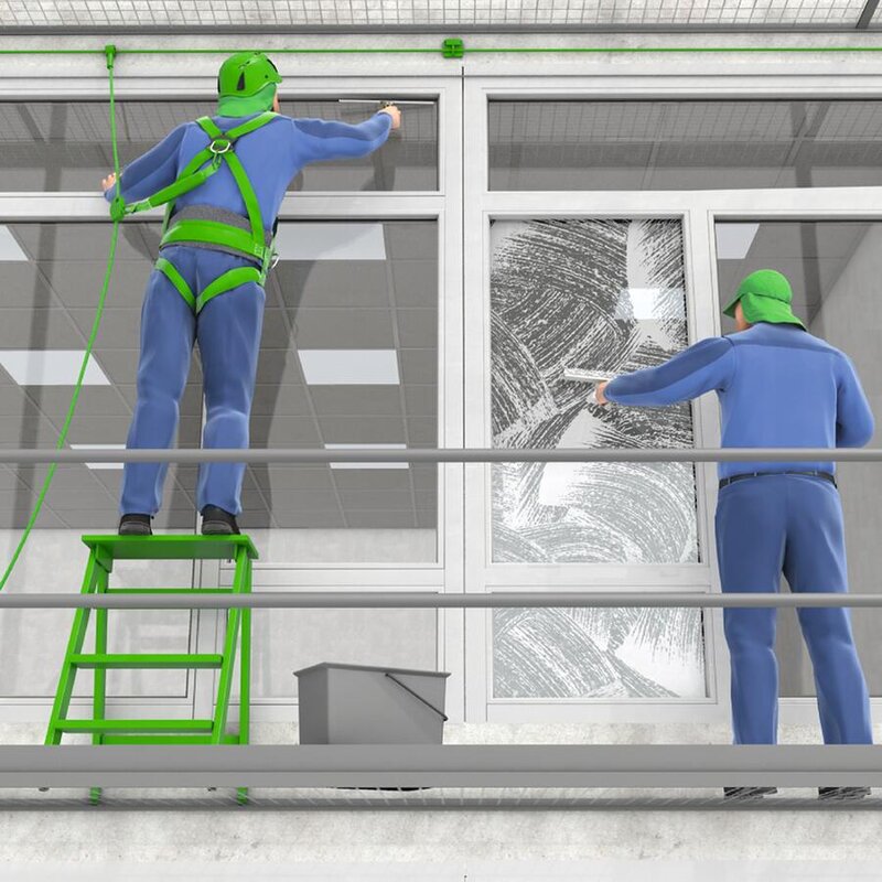 Zwei Glasreiniger reinigen Balkonfenster von außen. Einer steht auf dem Balkonboden und einer steht auf einem Tritt und ist mit persönlicher Schutzausrüstung gegen Absturz gesichert.