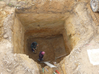 Negativbeispiel: Zwei Personen arbeiten in vier Metern Tiefe in einer ungesicherten Grube. – Bild: Markus Irl