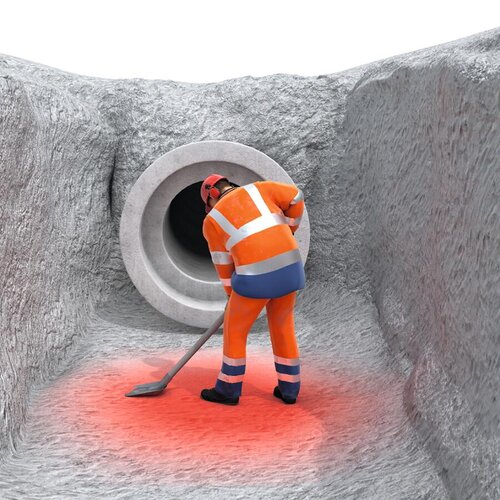 Ein Bauarbeiter arbeitet in einer unverbauten Baugrube, die keine geböschten Wände hat.