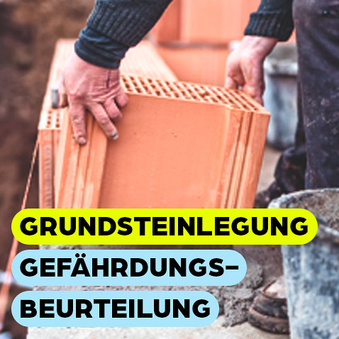 Ein Ziegelstein wird auf einer arbeitenden Person auf einer mit Mauer befestigt.